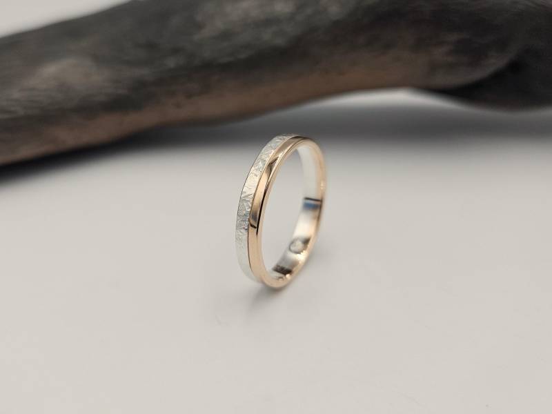 Gehämmerter Ehering, Gehämmerter Rosegold & Sterlingsilber-Metallring von KostisDesigns