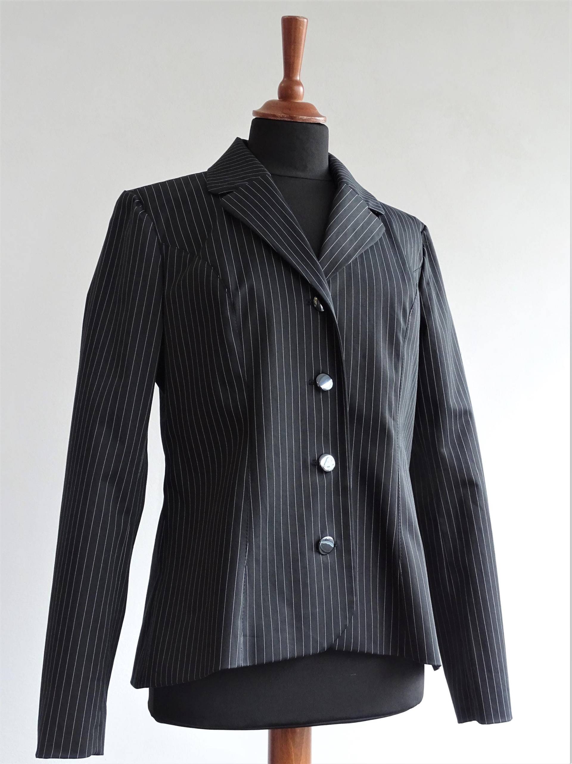 Eleganter Nadelstreifen Blazer Schwarz Weiß Edle Damenjacke Business Jacke Gr. M von Kostuemgeschichten