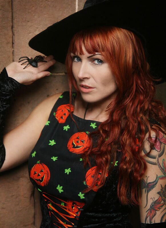 Halloween Oberteil Pannesamt + Baumwolle Schwarz Orange Mit Lachendem Kürbis Motiv Gothic Größe S-M von Kostuemgeschichten