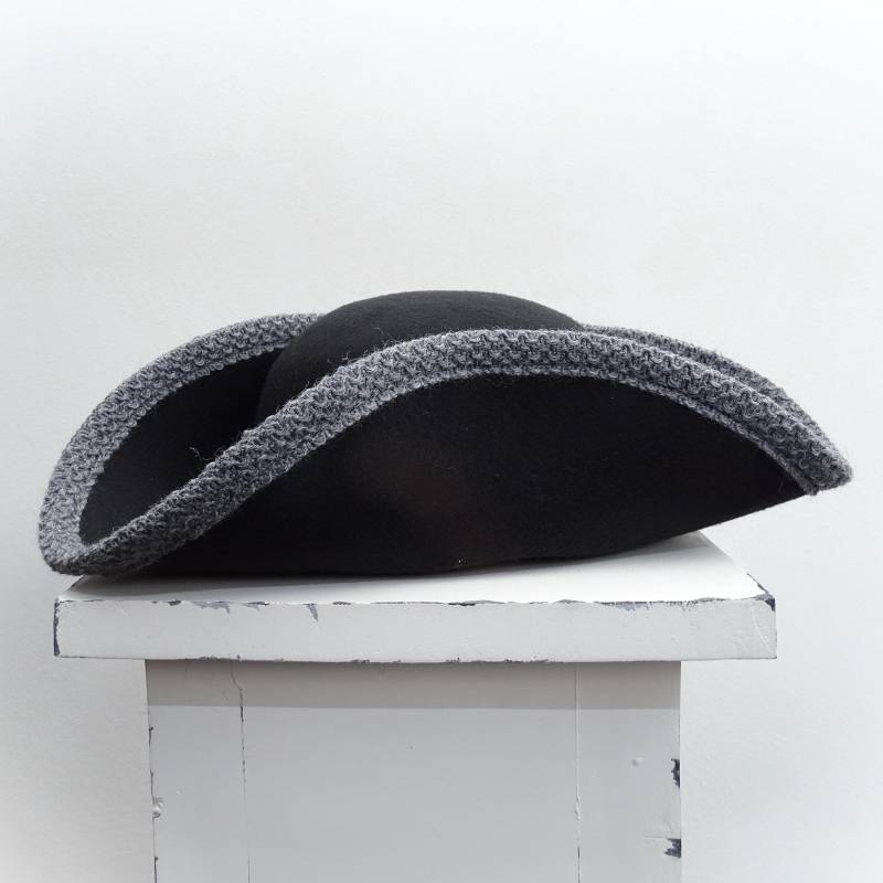 Kinder Dreispitz Schwarz Mit Grauer Wolltresse Piratenhut Barock Rokoko Larp Fester Filz Hut Größe Xxs/52 von Kostuemgeschichten