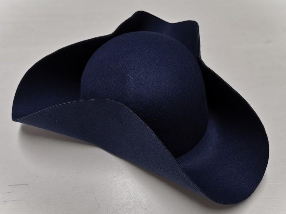 Marineblauer Dreispitz Einfach Piratenhut Barock Rokoko Larp Fester Filz Hut Größe S-M/57 von Kostuemgeschichten