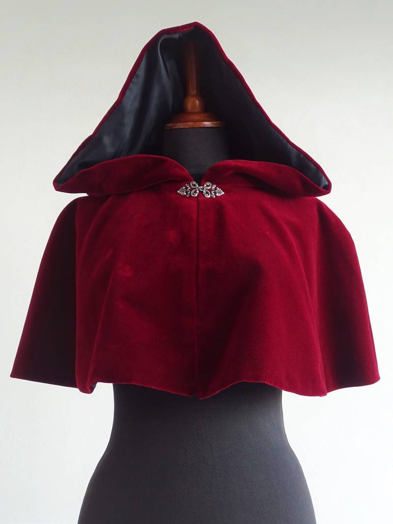 Samtgugel Mit Metallschließe Bordeaux Größe S-M Cape Umhang Fantasy Larp Mittelalter von Kostuemgeschichten