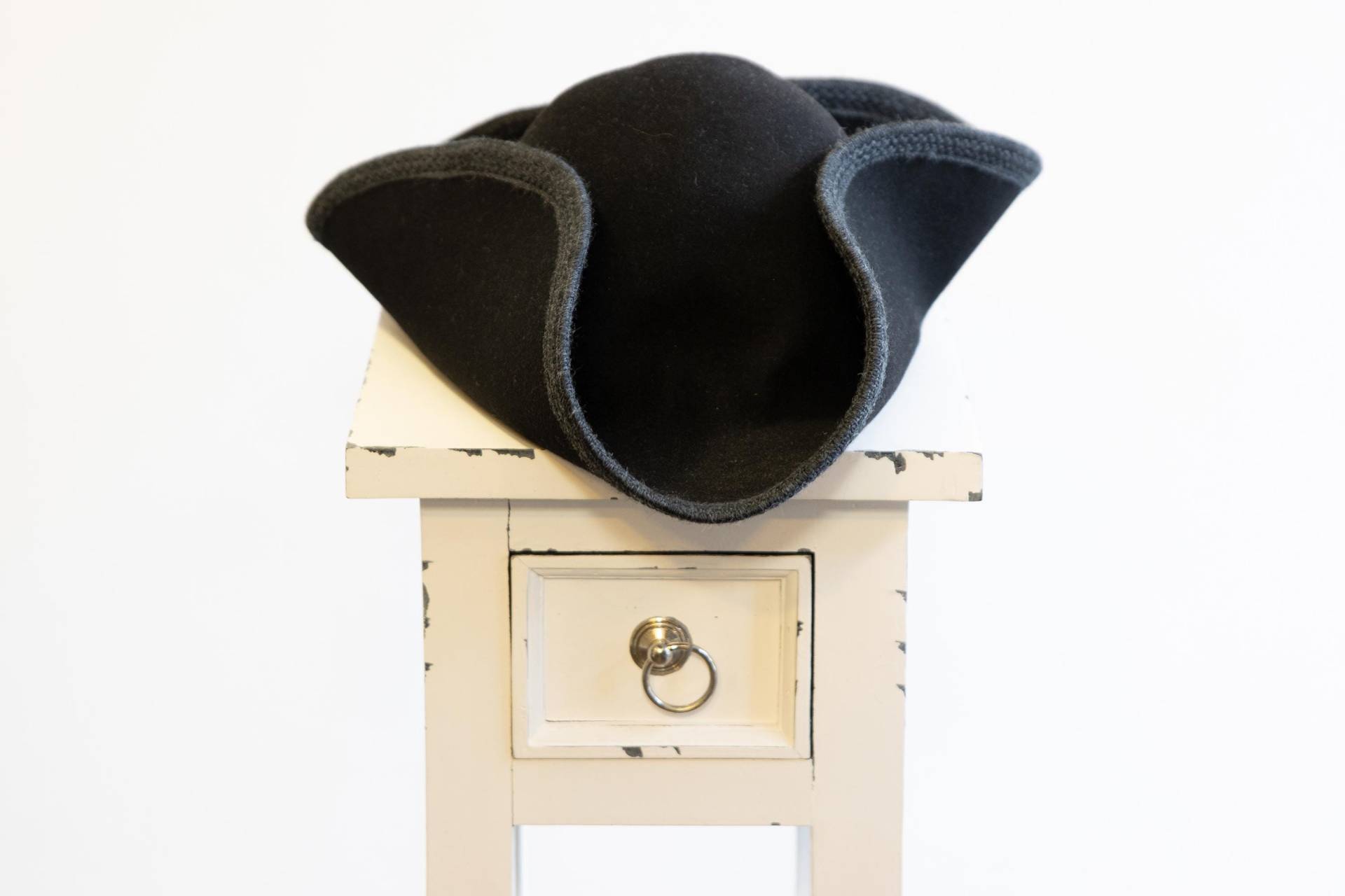 Schwarzer Dreispitz Mit Wolltresse Eingefasst Aus 100% Wolle Piratenhut Barock Rokoko Larp Filz Hut Wollfilz Größe L - Xl von Kostuemgeschichten
