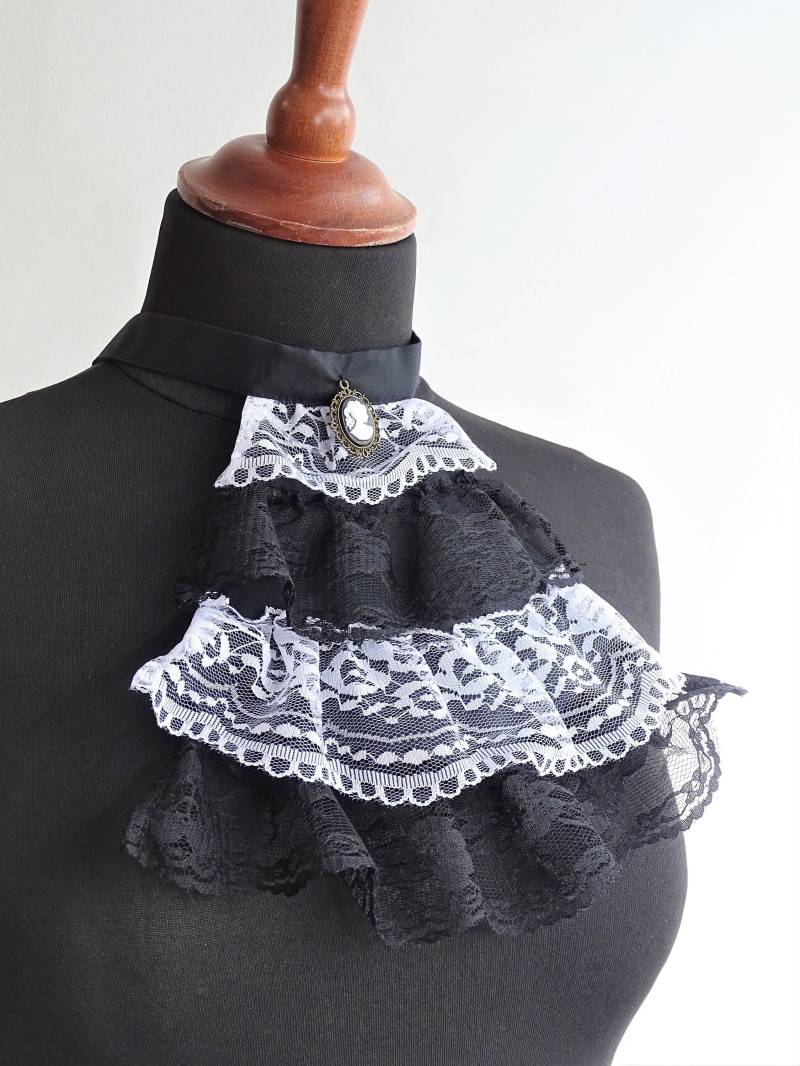 Spitzenjabot Schwarz Weiß Mit Gemme Victorian Gothic Jabot Steampunk von Kostuemgeschichten