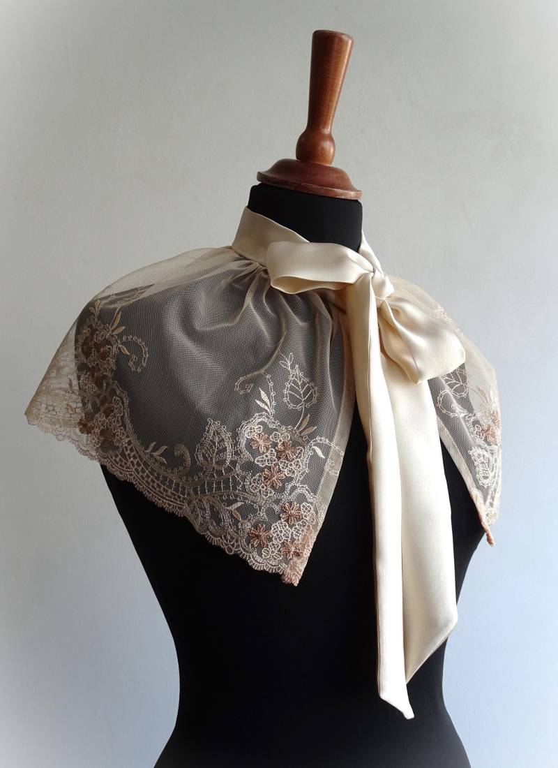 Spitzenkragen Apricot Beige Mit Halsbinde Spitze Victorian Steampunk Spitzenumhang von Kostuemgeschichten