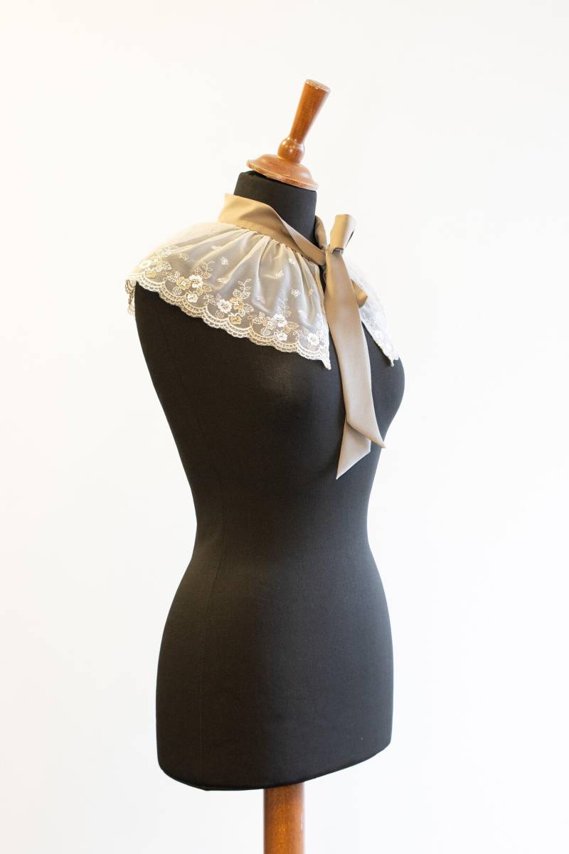 Spitzenkragen Braun Beige Mit Halsbinde Spitze Victorian Steampunk Spitzenumhang Spitzenkragen Braun Beige Mit Halsbinde Spitze Victorian Steampunk Spitzenumhang von Kostuemgeschichten