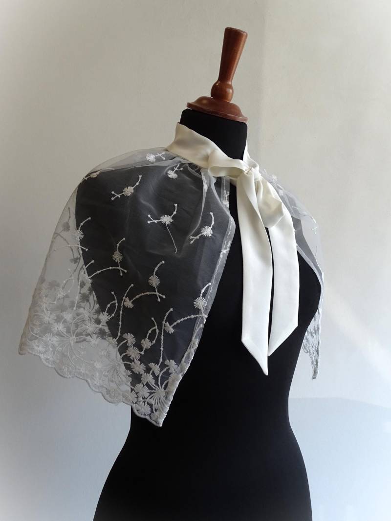 Spitzenkragen Creme Weiß Mit Kleinen Blümchen Schleife Spitze Victorian Steampunk Rokoko Spitzenumhang Spitzenkragen Creme Weiß Mit Kleinen Blümchen Schleife Spitze Victorian Steampunk Rokoko Spitzenumhang von Kostuemgeschichten