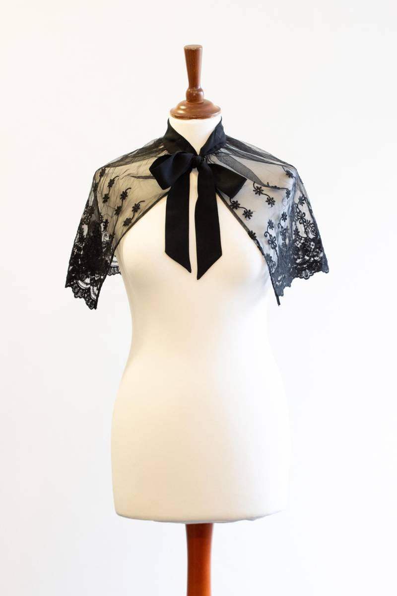 Spitzenkragen Schwarz Mit Schöner Stickerei Am Rand Schleife Spitze Victorian Goth Steampunk Spitzenumhang Spitzenkragen Schwarz Mit Schöner Stickerei Am Rand Schleife Spitze Victorian Goth Steampunk Spitzenumhang von Kostuemgeschichten