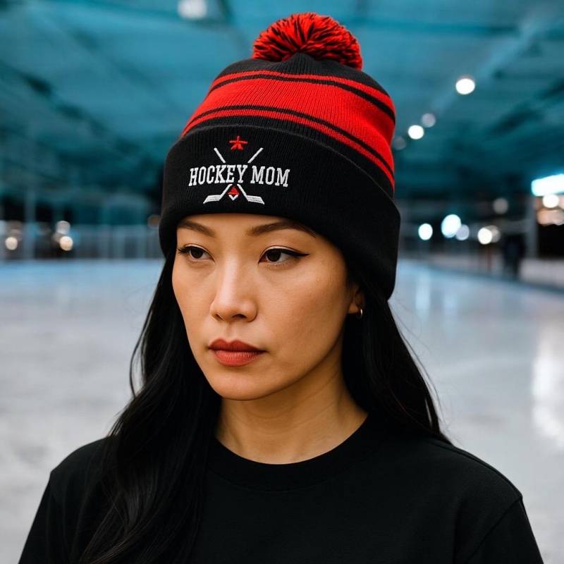 Personalisierte Hockey Mom Mütze Team Spirit Wintermütze Personalisierte Hockey Mom Mütze Team Spirit Wintermütze von KotaCouture