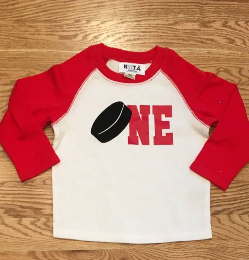Hockey 1. Geburtstag Shirt - Kota Couture Hockey 1. Geburtstag Shirt - Kota Couture von KotaCouture