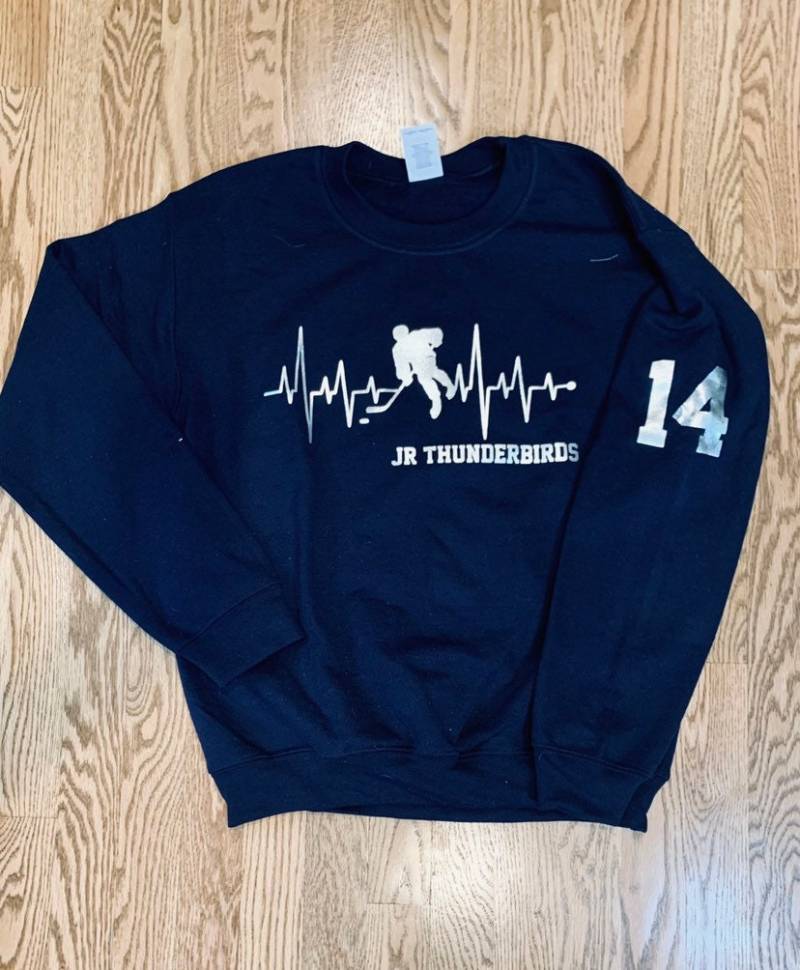 Hockey Mom Spirit Sweatshirt Benutzerdefinierte Teamfarben Hockey Mom Spirit Sweatshirt Benutzerdefinierte Teamfarben von KotaCouture