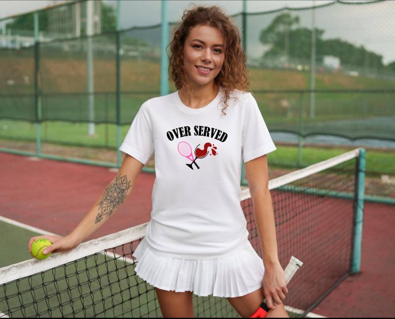 Lustiges Tennis T-Shirt Over Served, 100% Baumwolle Unisex T-Shirt Lustiges Tennis T-Shirt Over Served, 100% Baumwolle Unisex T-Shirt von KotaCouture