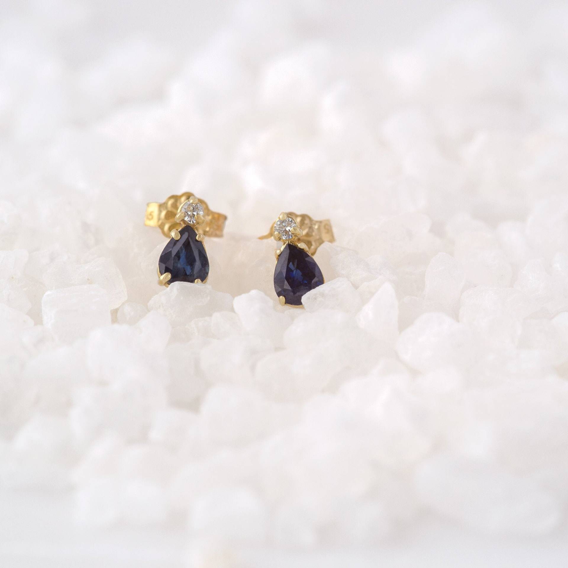 Gold Saphir & Diamant Ohrringe, 14K Gold, Und Kleine Kostbare Geschenk Für Sie, Edelstein Ohrstecker von KotinosGreekJewelry