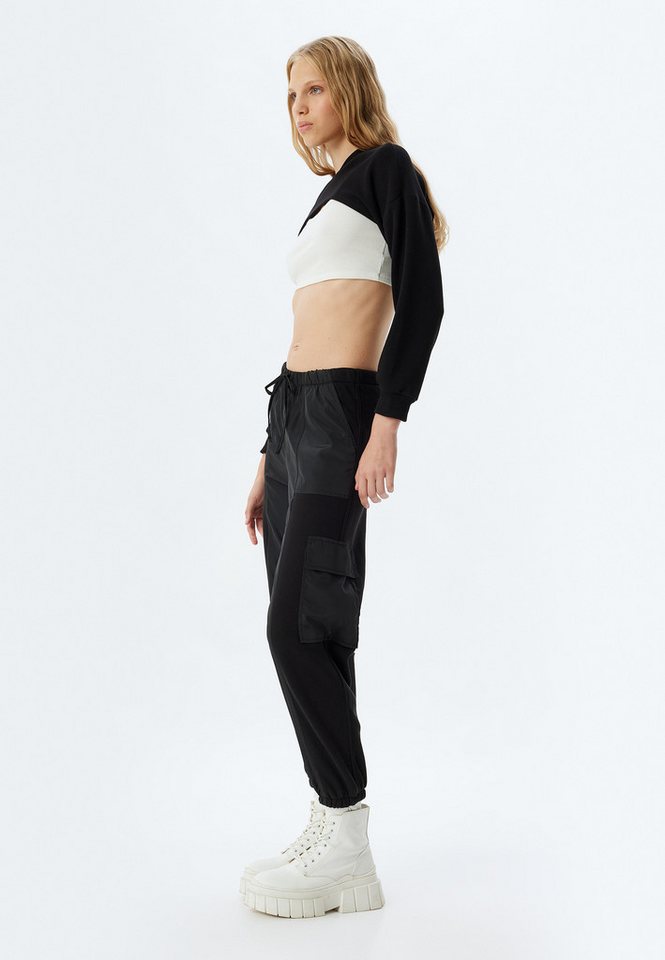 Koton Sweathose Jogger Einsatz Von Zwei Verschiedenen Stoffen von Koton