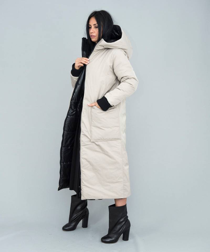 Beige Oversize Steppjacke Damen Lange Winter Daunenjacke Mit Kapuze von KotytoHandMade