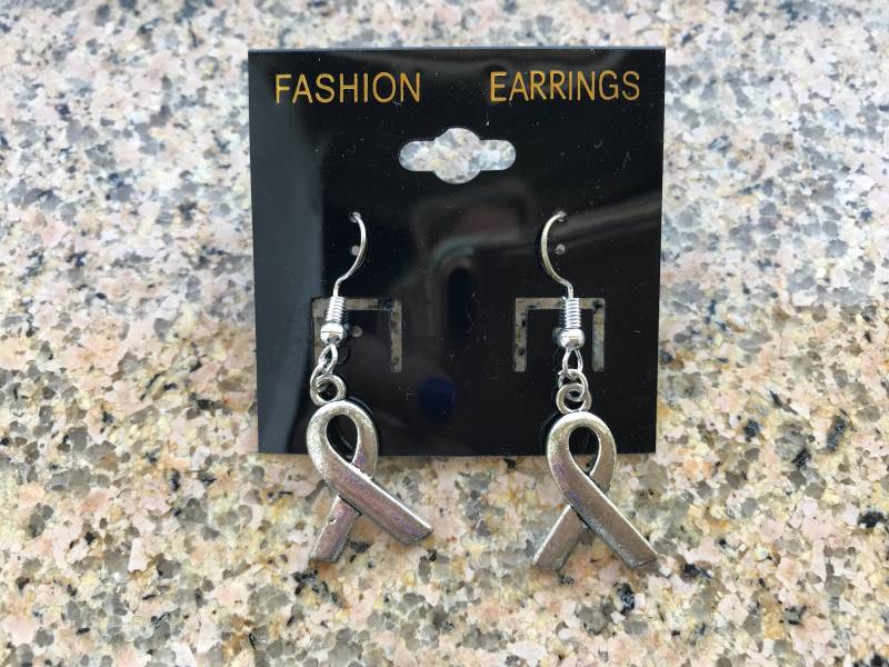 Silber Bewusstsein Band Ohrringe Baumeln Krebs Ihre Ringe Mit Rücken Und Geschenk-Box Silber Bewusstsein Band Ohrringe Baumeln Krebs Ihre Ringe Mit Rücken Und Geschenk-Box von KousoulasKreations