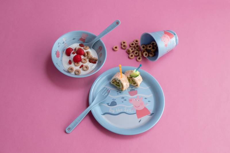 KOZIOL Kindergeschirr-Set "PEPPA PIG WAVES AT HOME" (Teller, Schale, Becher, Besteck-Set), melaminfrei von Koziol