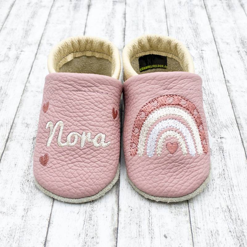 Krabbelschuhe, Lederpuschen Mit Regenbogen Und Herzen Bestickt Aus Echtleder von Krabbelhelden