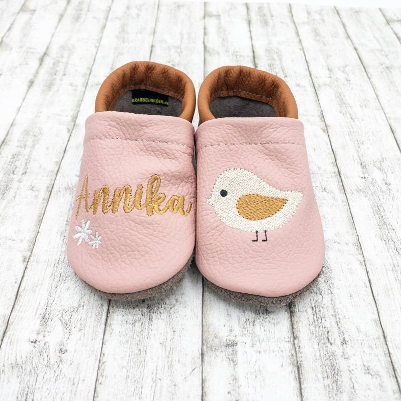 Krabbelschuhe, Lederpuschen Mit Vogel Und Namen Bestickt Aus Echtleder in Altrosa von Krabbelhelden