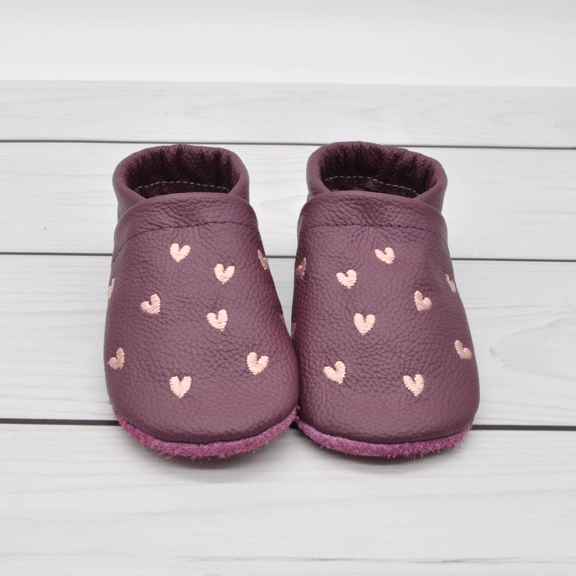 Krabbelschuhe Für Kinder in Aus Weichem Leder Weinrot Mit Gestickten Herzen Rose - Personalisiertes Geschenk Zur Geburt von Krabbelhelden