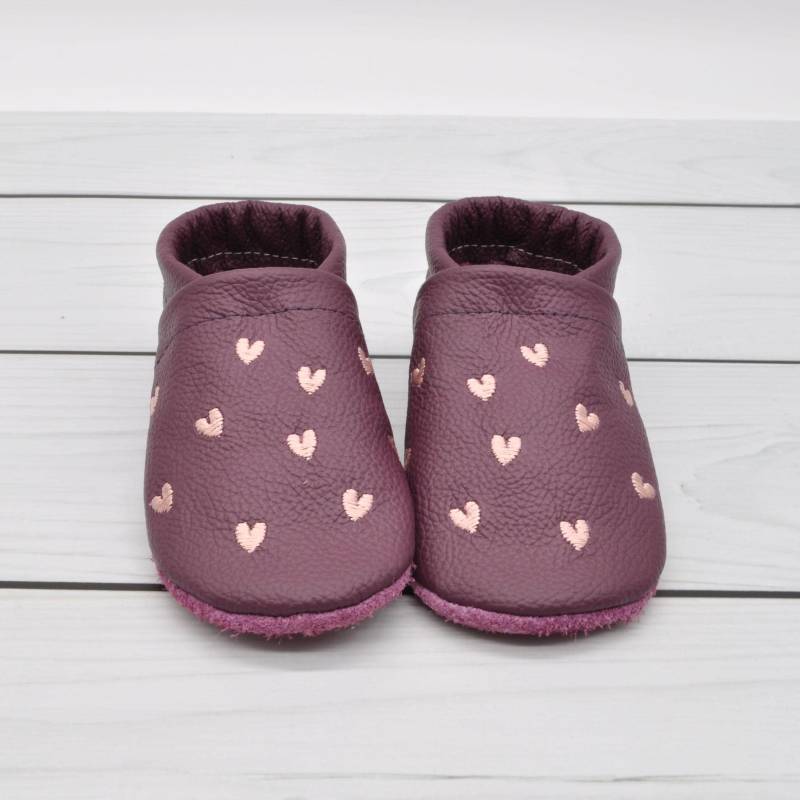 Krabbelschuhe Für Kinder in Aus Weichem Leder Weinrot Mit Gestickten Herzen Rose - Personalisiertes Geschenk Zur Geburt von Krabbelhelden