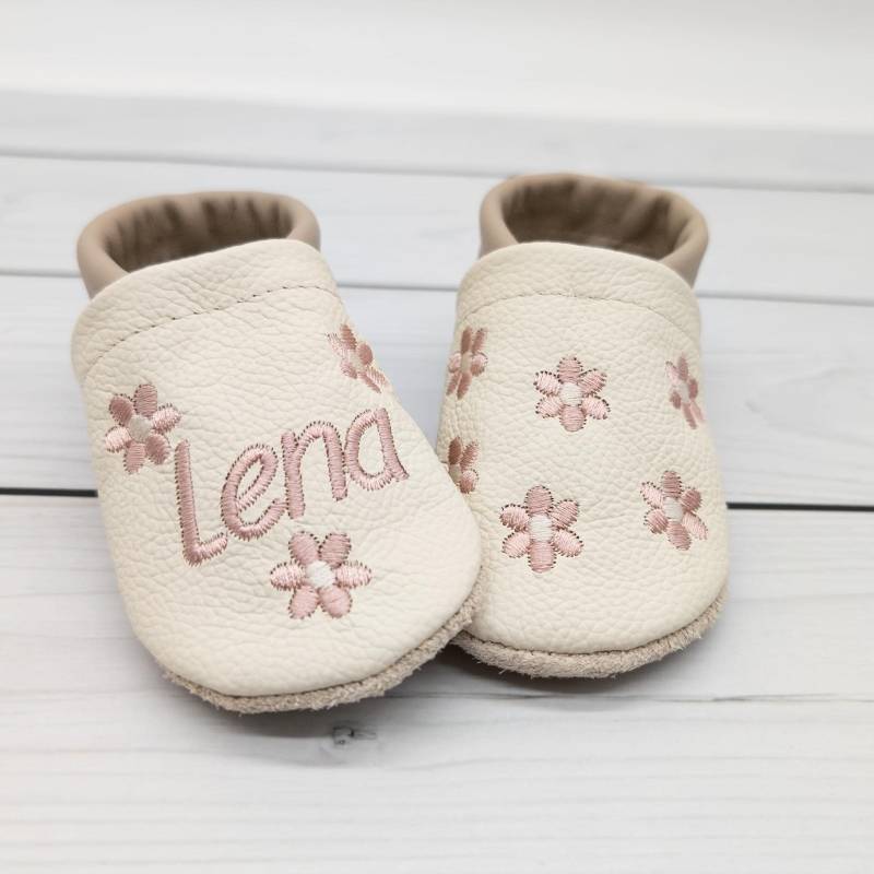 Krabbelschuhe Lederpuschen in Beige Und Camel Mit Rosa Blumen Bestickt Aus Echtleder -Personalisiertes Geschenk - Hausschuhe Für Kinder von Krabbelhelden