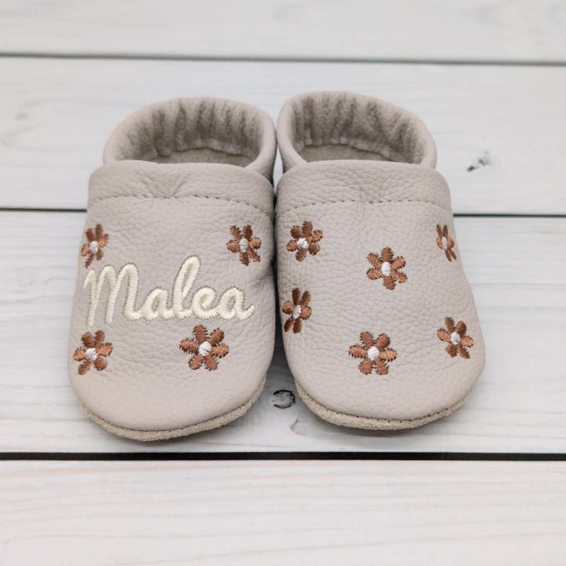 Krabbelschuhe Lederpuschen in Hellgrau Mit Braunen Blumen Bestickt Aus Echtleder - Hausschuhe Weichem Leder von Krabbelhelden