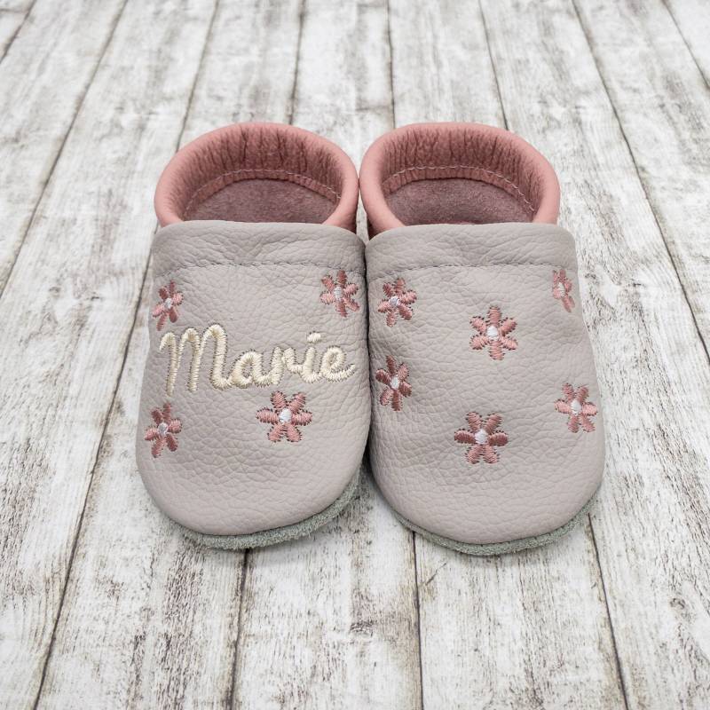 Krabbelschuhe Lederpuschen in Hellgrau Mit Rosa Blumen Bestickt Aus Echtleder Personalisiertes Geschenk von Krabbelhelden
