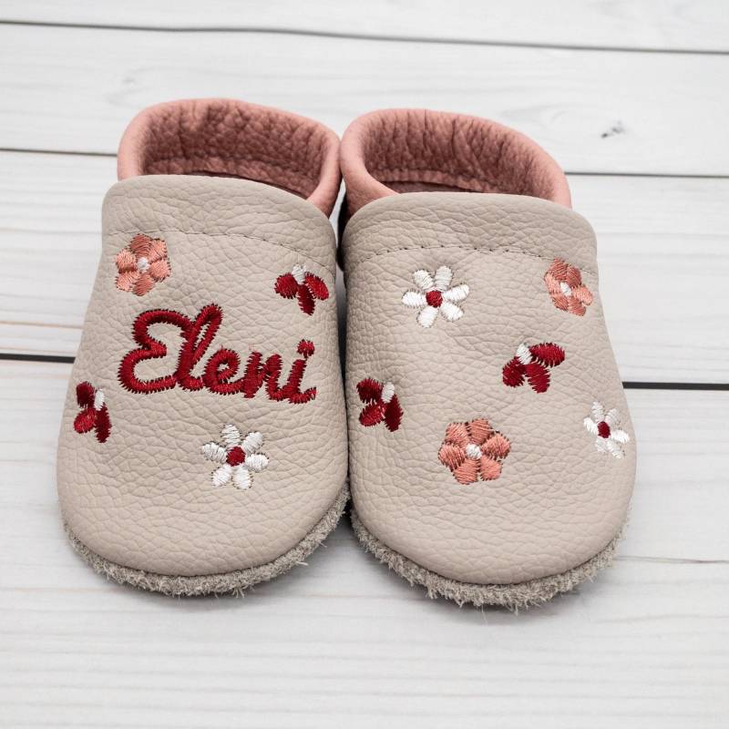 Krabbelschuhe Lederpuschen in Hellgrau Mit Rosa Und Roten Blumen Bestickt Aus Echtleder Personalisiertes Geschenk Für Babys von Krabbelhelden
