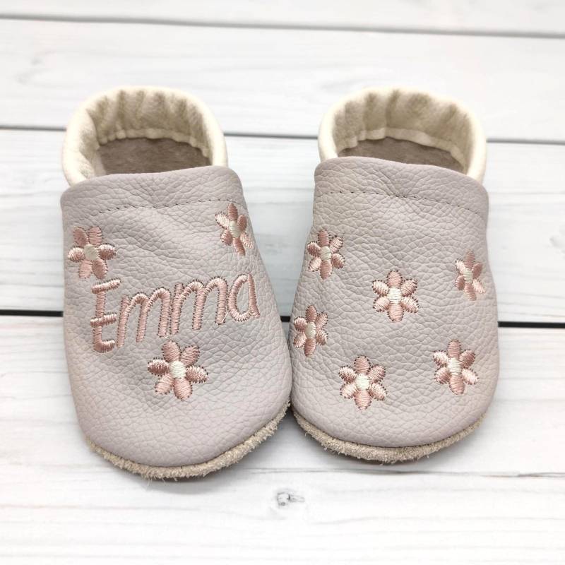 Krabbelschuhe Lederpuschen in Hellgrau Und Beige Mit Rosa Blumen Bestickt Aus Echtleder -Personalisiertes Geschenk - Hausschuhe Für Kinder von Krabbelhelden