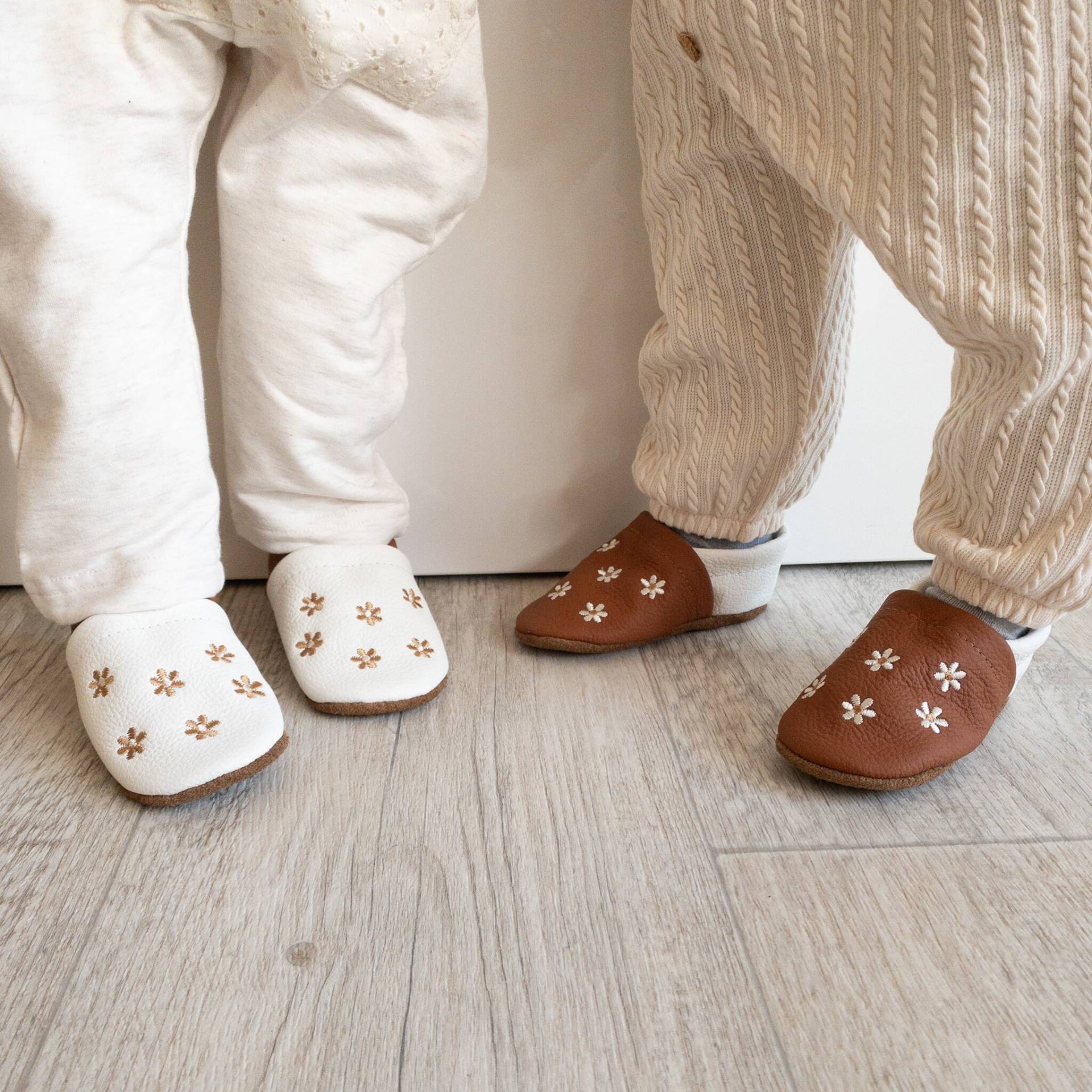 Krabbelschuhe Lederpuschen in Weiß Und Braun Mit Blümchen Bestickt Aus Echtleder Personalisiertes Geschenk Baby von Krabbelhelden