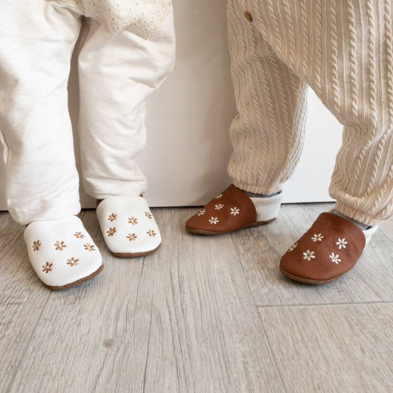 Krabbelschuhe Lederpuschen in Weiß Und Braun Mit Blümchen Bestickt Aus Echtleder Personalisiertes Geschenk Baby von Krabbelhelden
