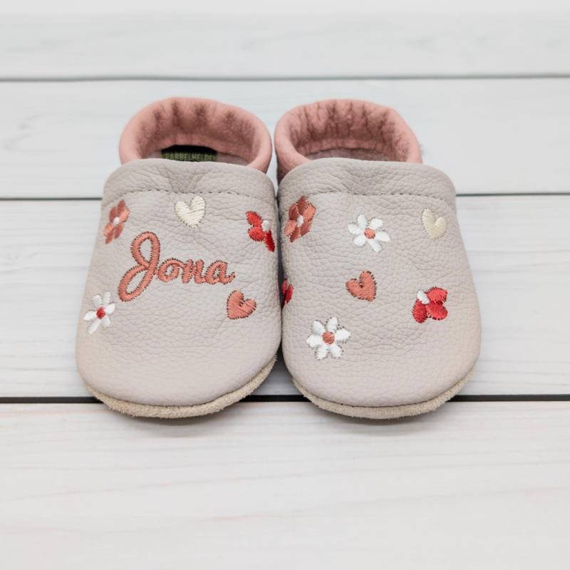 Krabbelschuhe Und Hausschuhe in Hellgrau Rosa Mit Bunten Blumen Namen Bestickt - Aus Echtleder Perfekt Für Die Kita Zuhause von Krabbelhelden
