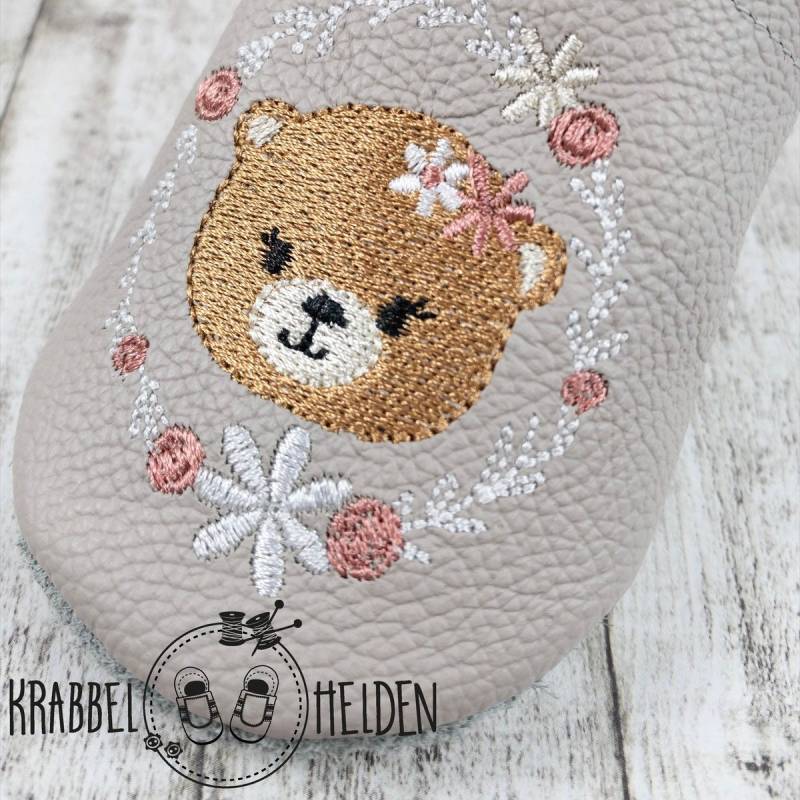 Krabbelschuhein Hellgrau Lederpuschen Mit Bär Im Blumenkranz Und Namen Bestickt Aus Echtleder von Krabbelhelden