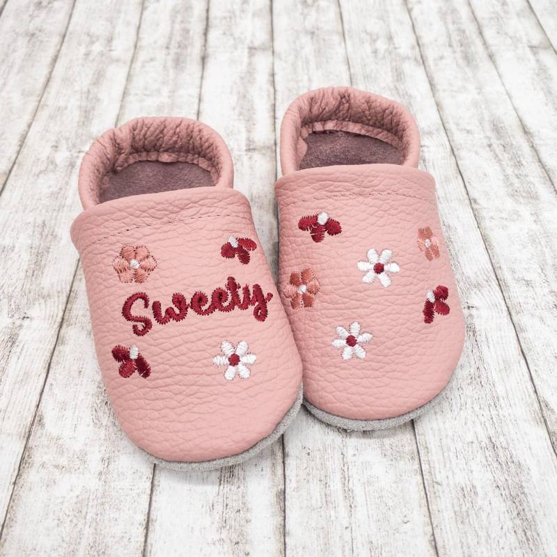 Personalisierte Krabbelschuhe Mit in Altrosa Blumen Bestickt Aus Echtleder Namen - Tolles Geschenk von Krabbelhelden