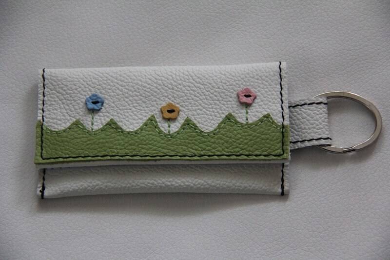 Geld/Visitenkartenetui Blümchenwiese Aus Leder von Krabbelpuschenfee