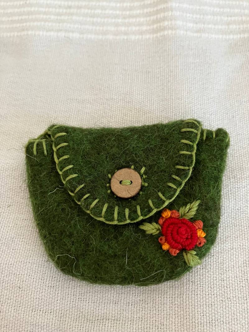 Handgefilzte Mini Geldbörsen Mit Aufwendiger Stickerei von Krabbelpuschenfee