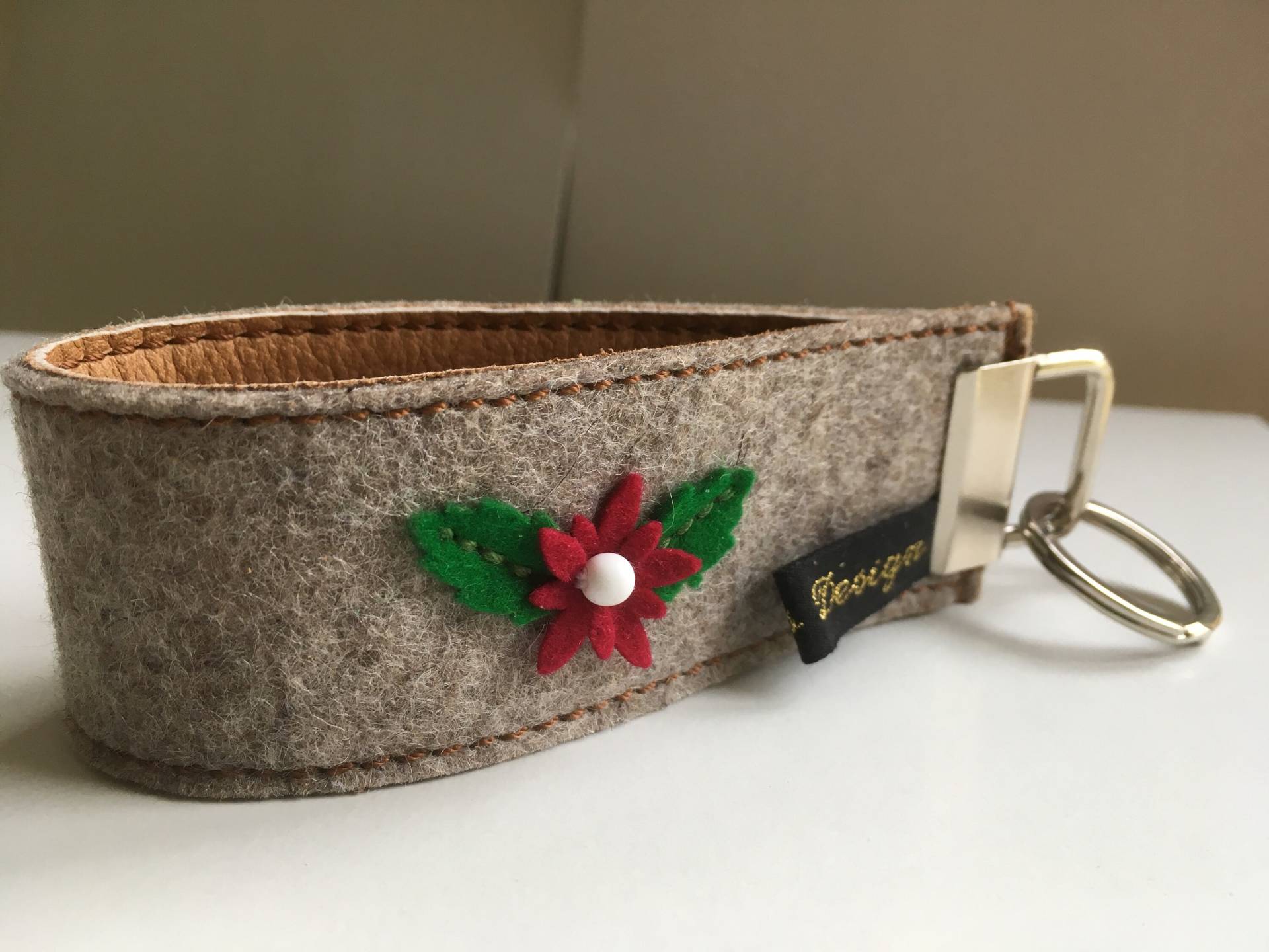 Schlüsselanhänger-Design Filz/Leder Schlaufe „ Blümle Tracht Schlüsselanhänger-Design Filz/Leder Schlaufe „ Blümle Tracht von Krabbelpuschenfee
