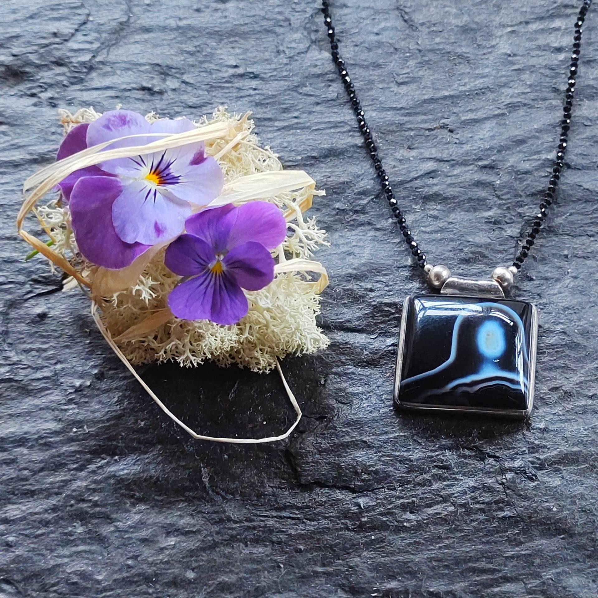 Spinellkette Mit Sardonyxanhänger Spinellkette Mit Sardonyxanhänger von KraftAusSteinen