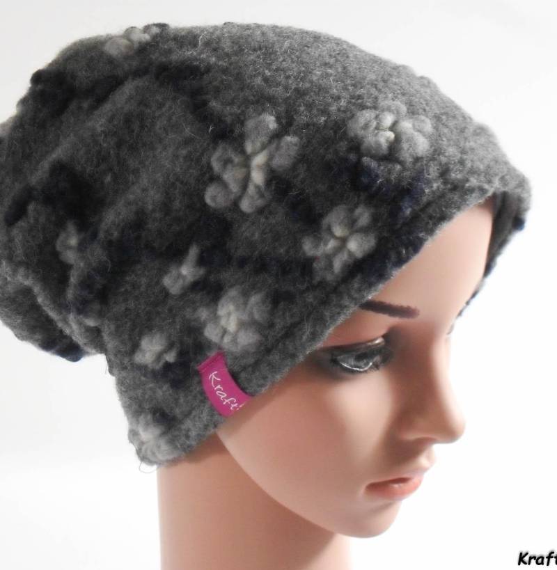 Walkmütze, Graue Blumen Auf Grau, Nicht Kratzend, Schick Und Super Bequem von KraftStueck