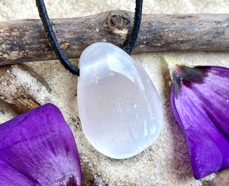 Echter Selenit Anhänger | Trommelstein Gebohrt Kronenchakra Higher Self Meditation von Kraftkristall