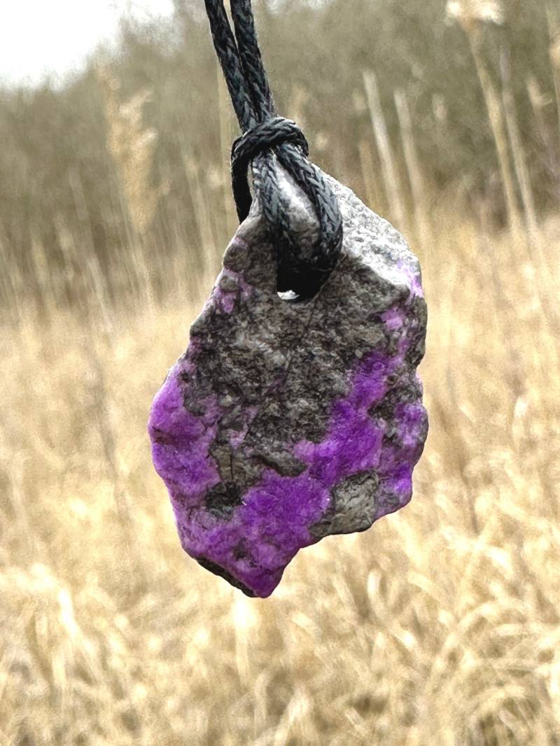 Kleiner Gel Sugilith Anhänger Aus Der Berühmten Wessels Mine von Kraftkristall