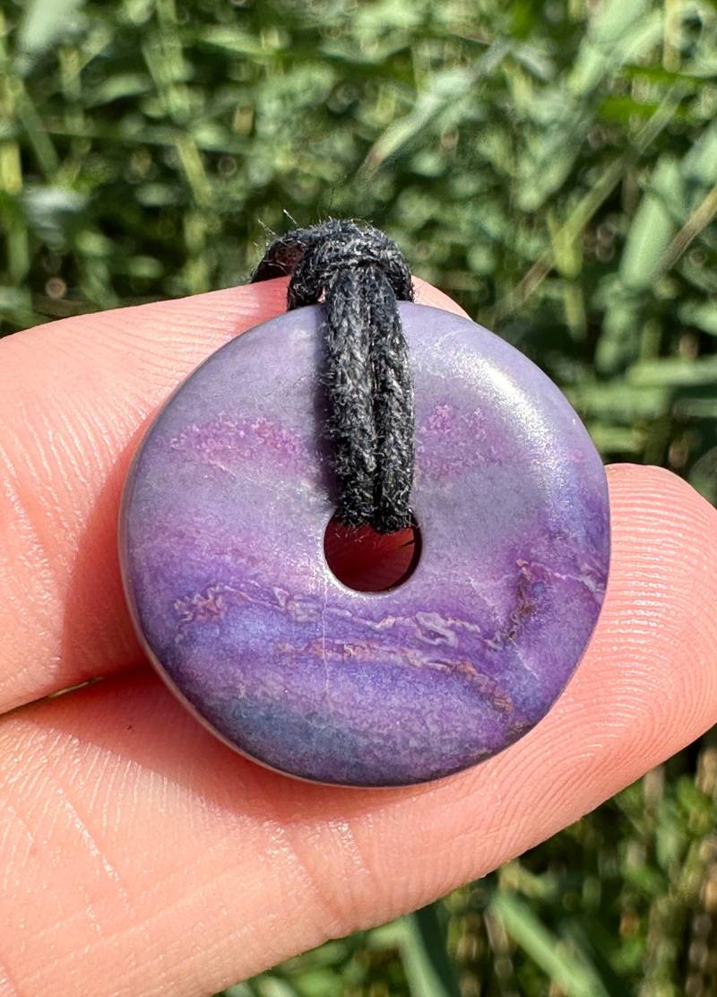 Kleiner Xs Sugilith Donut Mit Richterit Aus Der Berühmten Wessels Mine von Kraftkristall