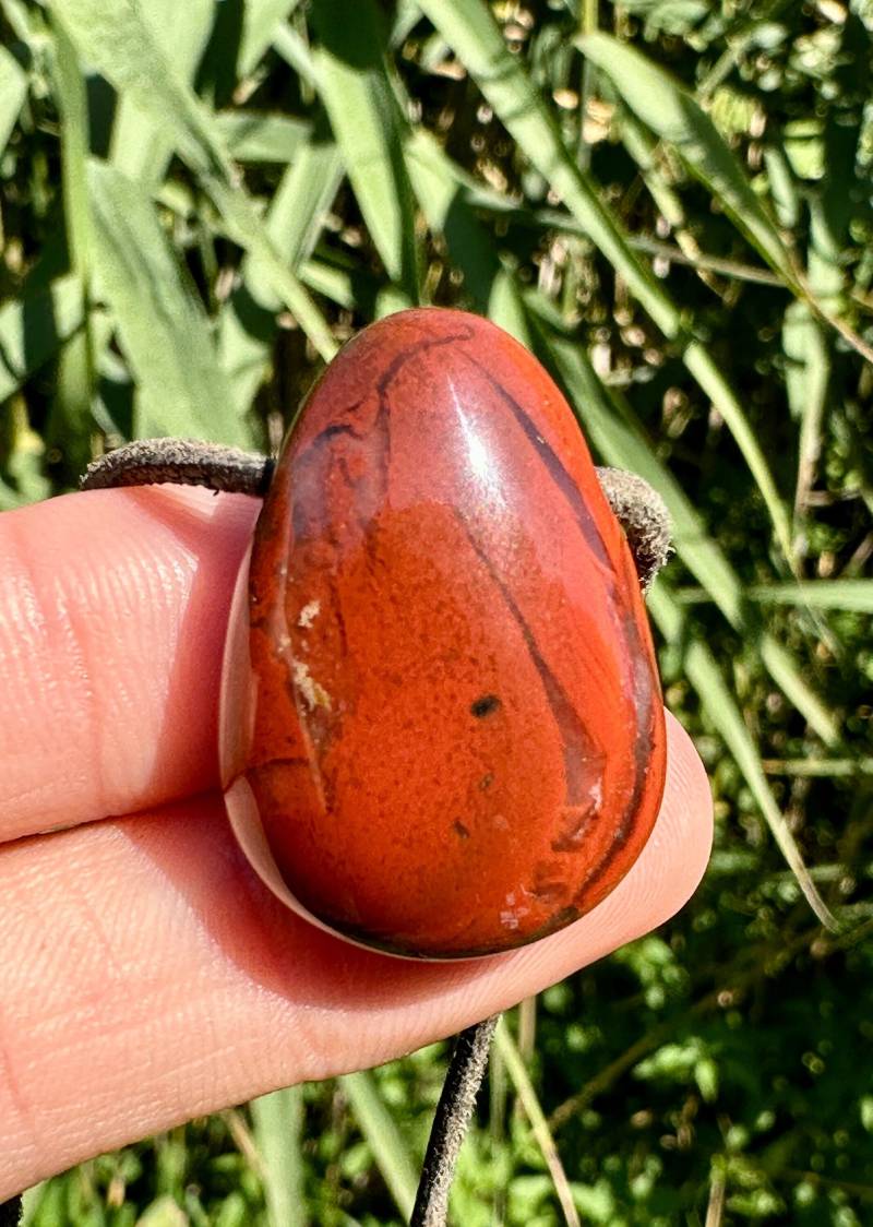 Regenbogen Jaspis Anhänger | Meditation Spiritualität Wurzelchakra Root Chakra von Kraftkristall