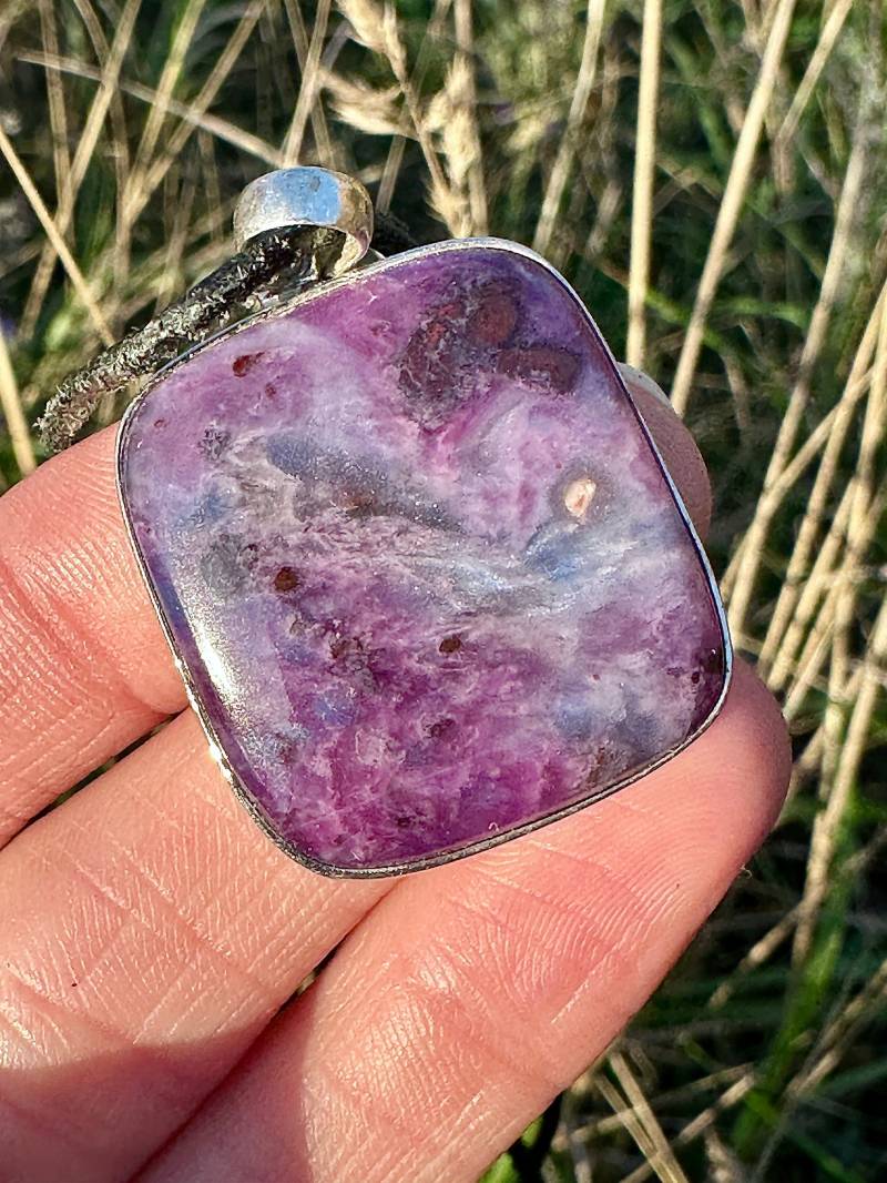 Seltener Gel Sugilith Anhänger Mit Richterit Aus Der Berühmten Wessels Mine von Kraftkristall