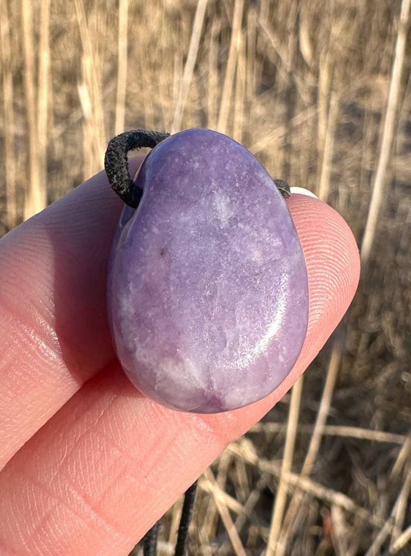 Zarter Lepidolith Anhänger | Trommelstein Gebohrt Kette Spiritualität Chakra von Kraftkristall