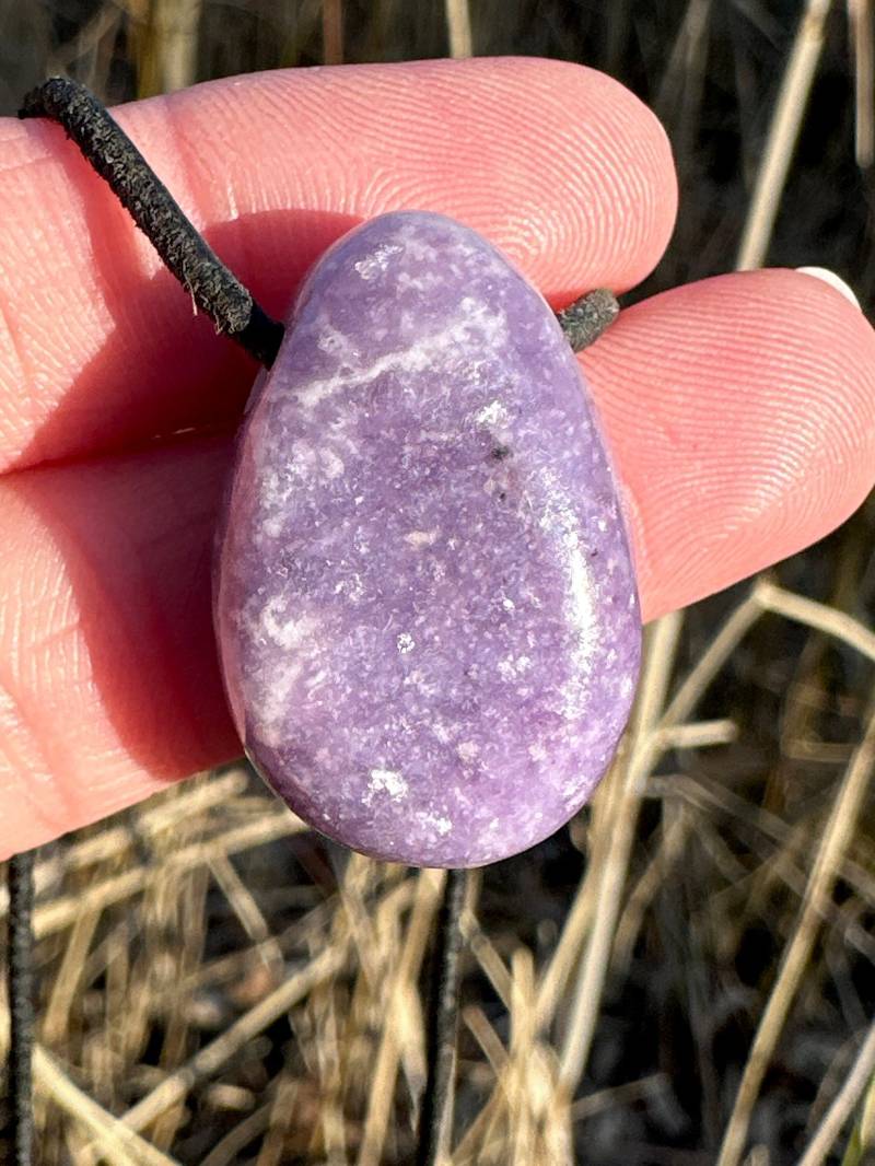Zarter Lepidolith Anhänger | Trommelstein Gebohrt Kette Spiritualität Chakra von Kraftkristall