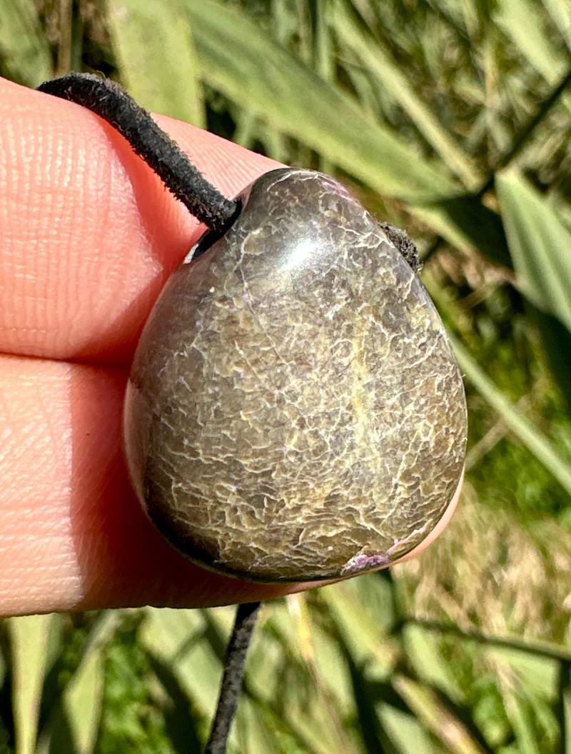 stichtit in Serpentin Anhänger von Kraftkristall