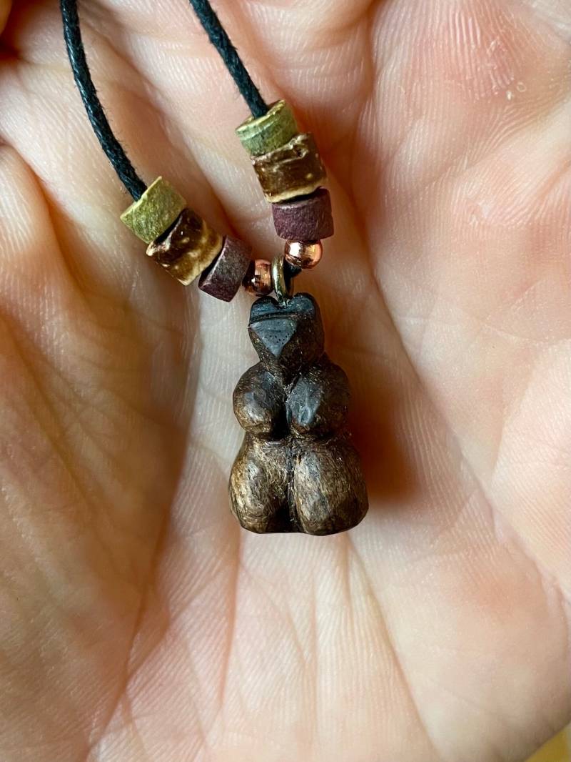 Bären Anhänger/ Kette/ Charm/ Krafttier/ Holz/ Handgeschnitzt Aus Nussbaumholz Bären Anhänger/ Kette/ Charm/ Krafttier/ Holz/ Handgeschnitzt Aus Nussbaumholz von Krafttierchen