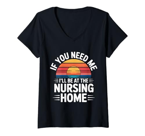 Damen If You Need Me I'll Be at The Nursing Home - T-Shirt mit V-Ausschnitt Damen If You Need Me I'll Be at The Nursing Home - T-Shirt mit V-Ausschnitt von Krankenschwester Ruhestand Humor